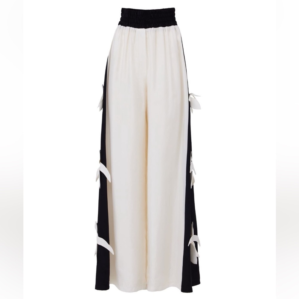 High waisted wide legged palazzo pant. Made in Moldova
Artisanal
Vegan